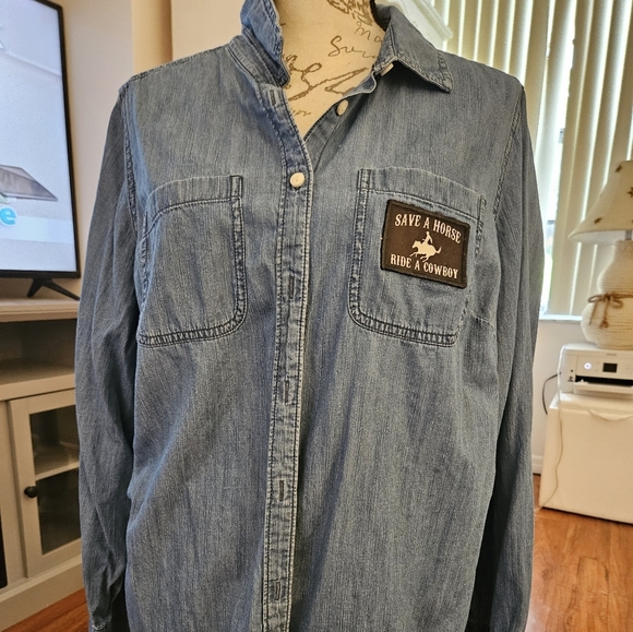 Ladies "shacket"can be worn as a shirt or jacket - Picture 1 of 2